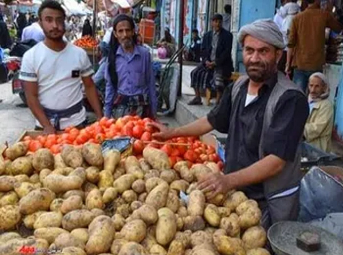 الطاهري.. هجرة من الصحافة إلى بيع الخضروات