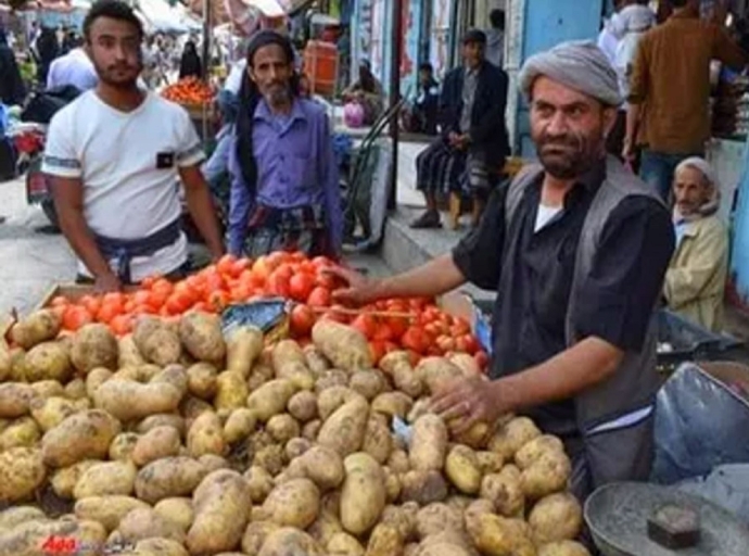 الطاهري.. هجرة من الصحافة إلى بيع الخضروات