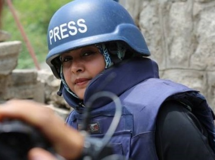 صحفيات بلا قيود تهنئ الصحفية هديل اليماني بجائزة الشجاعة